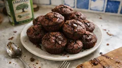 Αφράτα μάφινς σοκολάτας με κομμάτια κουβερτούρας — βγαίνουν πάντα ζουμερά