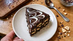 Σοκολατίνα με μπισκότα και γκανάζ: τούρτα που στέκεται τέλεια μετά από λίγες ώρες ψυγείο