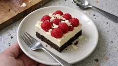 Εύκολο γλυκό ψυγείου με σοκολάτα και μασκαρπόνε – στρώνεται σε πυρέξ, χωρίς ψήσιμο