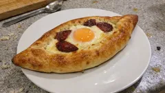 Σπιτικό πεϊνιρλί με κασέρι και αυγό – αφράτη ζύμη που ανοίγει εύκολα