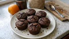 Αφράτα μάφιν κακάο χωρίς αυγά, με πορτοκάλι: εύκολη νηστίσιμη συνταγή